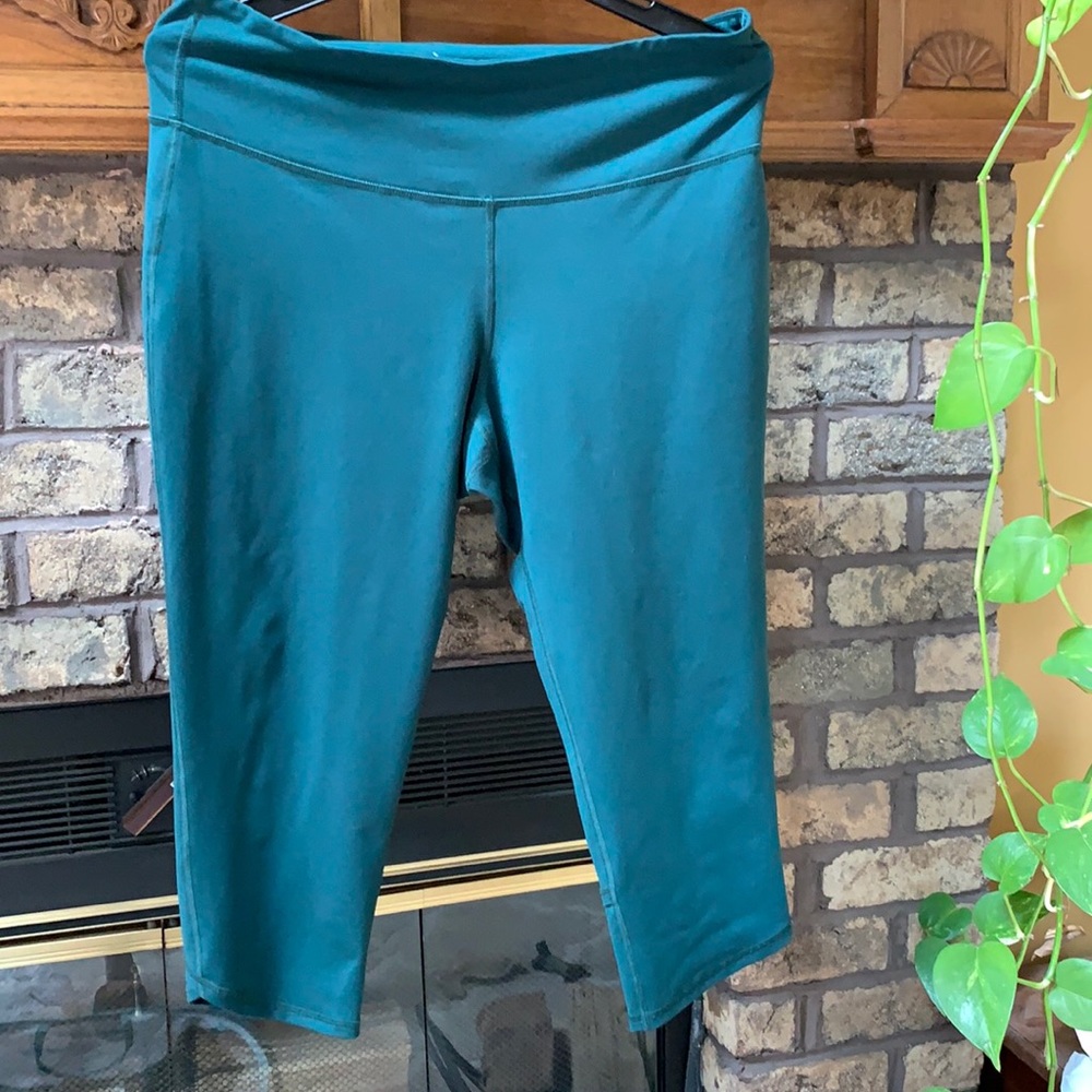 Old navy spruce green size xxl capris workout wear